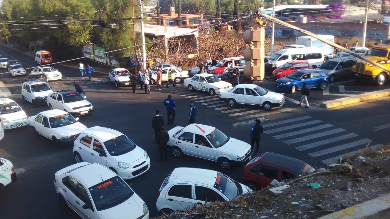 Bloquean ambos sentidos de la carretera libre México Pachuca